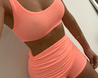 Combi-set korte shorts met korte crop-top en short met ruches, tweedelige set van perzik-gekreukt met stretch, maat S-M