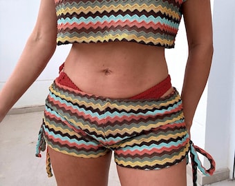 Minishorts, pantalón corto de talle bajo, tejido de punto a rayas en zigzag en tonos tierra.
