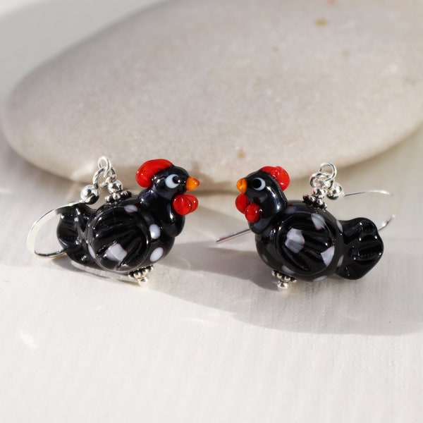 Boucles d’oreilles de poulet noir et blanc, perle de verre, argent sterling, SRA, perles de lampe, boucles d’oreilles longues, fabriquées à la main en Suède par Marianne Degener