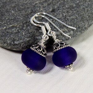 Midnight Blue Lampwork Glas Ohrringe, Sterling Silber, Handgemachter schwedischer Schmuck