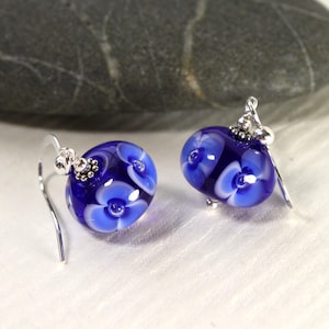 Kobaltblaue Lampwork-Glasohrringe: Sterlingsilber-Blüten