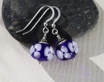Orecchini a forma di fiore in vetro lavorato a lume: vetro blu, argento sterling, fatti a mano