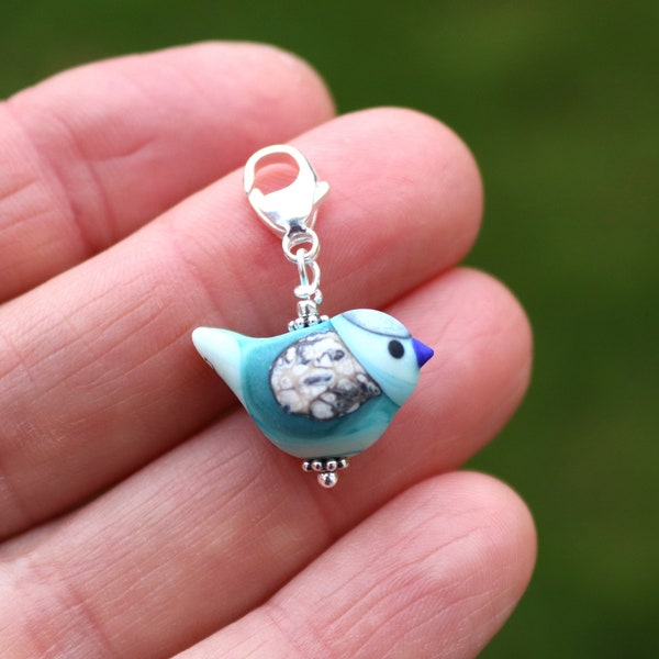 Sweet Lampwork Bird Bead Charm, Sterling Silver Lobster Clip on Clasp, Mignon Frosted Glass Bird Charm, Fait à la main en Suède