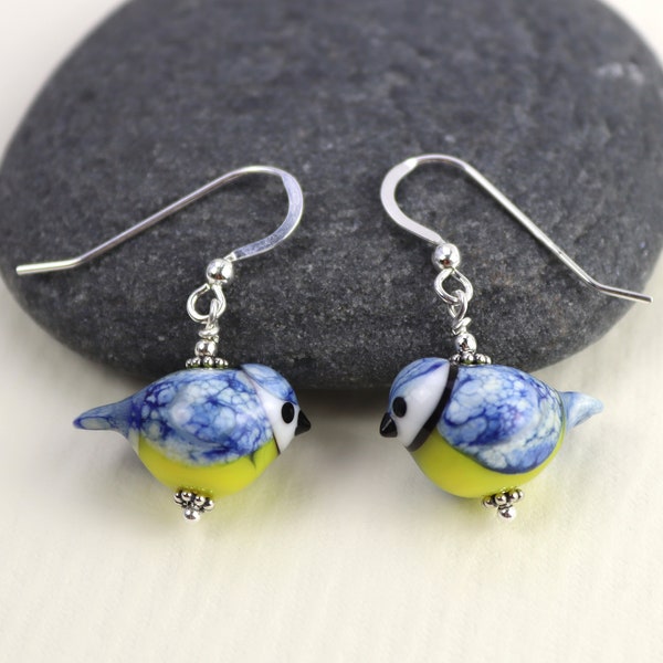 Petites boucles d'oreilles oiseau mésange en verre, argent sterling, SRA, lampwork, boucles d'oreilles pendantes, faites main en Suède par Marianne Degener