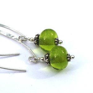 Baumelnde Lime Grün Glas & Sterling Silber Ohrringe, Lampwork, Schmuck, Glas, handgefertigt in Schweden