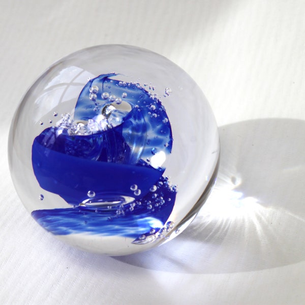 Kobaltblau handgefertigte Glas Marmor, Sammlerstück, blauen Glas, Universum der Luftblasen, schwedische Glas, Handarbeit von Marianne Degener