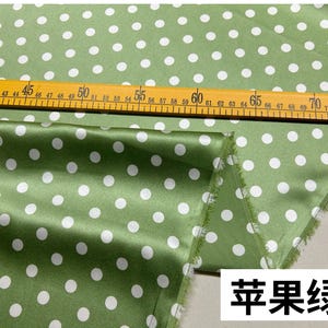 Tissu satiné élastique en soie à imprimé pois intemporel de 0,8 cm, soie à imprimé pois vintage pour robes, chemisiers, vêtements, disponible en plusieurs couleurs Grass Green