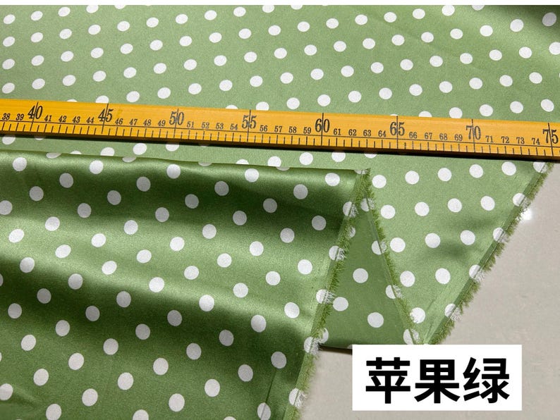 Tissu satiné élastique en soie à imprimé pois intemporel de 0,8 cm, soie à imprimé pois vintage pour robes, chemisiers, vêtements, disponible en plusieurs couleurs Grass Green