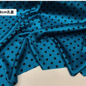 Tissu satiné élastique en soie à imprimé pois intemporel de 0,8 cm, soie à imprimé pois vintage pour robes, chemisiers, vêtements, disponible en plusieurs couleurs Peacock Blue