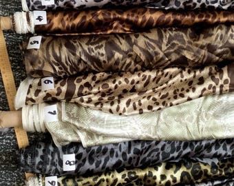 Tissu satiné crêpe de soie de mûrier à imprimé léopard, avec imprimés style fausse fourrure tigre, zèbre et serpent