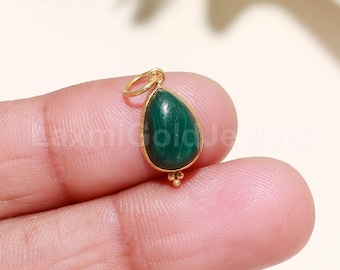 Colgante artesanal con dije de malaquita en oro macizo de 18 quilates