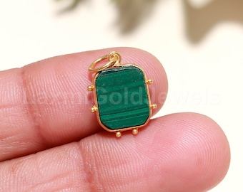 Colgante rectangular hecho a mano con dije de malaquita y oro de 18 quilates