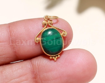 Colgante con dije de malaquita de oro macizo de 18 quilates, dije minimalista hecho a mano con la piedra natal de mayo.