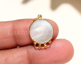 Colgante con dije de nácar en oro macizo de 18 quilates, joyería minimalista hecha a mano.