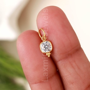 Natürlicher Moissanit Gold Charm, 18k Solid Gold Charm, Handgemachter Moissanit Charm, Charm Anhänger, April Birthstone Charm