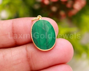 Charm ovalado de malaquita natural, colgante de oro macizo de 18 quilates, joyería hecha a mano, piedra de nacimiento de mayo
