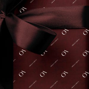 Personalisiertes tiefrotes Geschenkpapier, individuelle Namen, Luxus-Geschenkverpackung