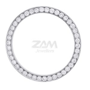 K&ouml;nnte beinhalten: Eine silberfarbene L&uuml;nette mit einem Ring aus kleinen, runden, klaren Edelsteinen. Die Edelsteine sind gleichm&auml;&szlig;ig um die L&uuml;nette angeordnet. Der Text "ZAM Jewellers" befindet sich in der Mitte.