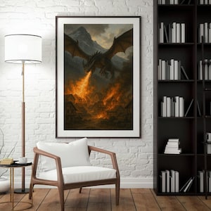 Könnte beinhalten: Gerahmtes Kunstwerk, das einen Drachen zeigt, der Feuer auf ein Dorf speit. Der Drache ist dunkel mit großen Flügeln, vor einem Bergpanorama und einem bewölkten Himmel. Das Dorf unten steht in Flammen, mit einem dunklen Rahmen.
