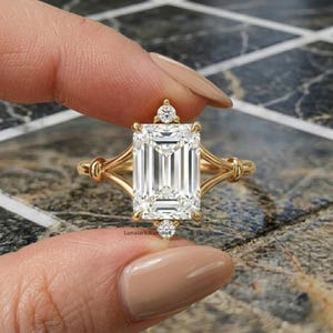 Emerald Cut Moissanite Solitaire Engagement Ring Three Stone Yellow Gold Split Shank Band Antique Jewelry Bridal Ring Gift for Women