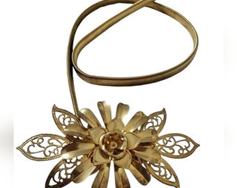 Vintage Gold Toned Metal Stretch Flower Belt , Y2K, 80's Hippie Coquette