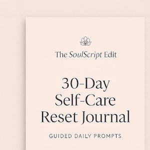 Pode incluir: Um diário rosa claro intitulado "The SoulScript Edit" com o texto "30-Day Self-Care Reset Journal" e "Guided Daily Prompts". O diário tem um design floral no topo. O texto está em uma fonte escura e elegante.