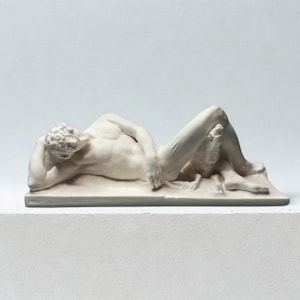 Nordic Minimalist Plaster Statue: Retro Home Decor Sculpture