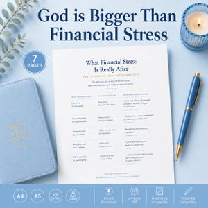 Può includere: Un documento stampabile di sette pagine intitolato God is Bigger Than Financial Stress, contenente una tabella che confronta lo stress finanziario con le scritture bibliche. Il documento è affiancato da un taccuino azzurro con la scritta dorata Trust Pray Repeat, una penna blu e una candela.