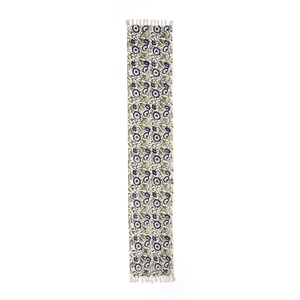 Puede incluir: Un camino de mesa rectangular blanco roto con un estampado floral repetido en azul marino y verde oliva. El camino de mesa tiene flecos en ambos extremos. Este textil es adecuado para la decoración del hogar.