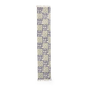 Puede incluir: Camino de mesa rectangular estampado con diseño de patchwork. El camino de mesa presenta cuadrados alternos en blanco roto, azul marino y verde claro. Los extremos tienen un detalle de flecos. Mide aproximadamente 183 cm de largo.
