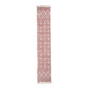 Puede incluir: Una alfombra larga y rectangular con un patrón geométrico en burdeos y crema. El diseño presenta diamantes, cuadrados y detalles florales. La alfombra tiene un borde con flecos en ambos extremos.