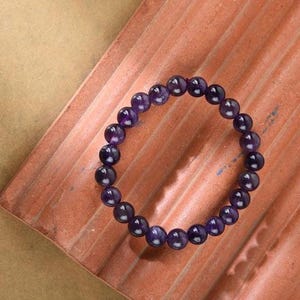 Amethyst Perlen Armband | Natürlicher lila Kristallheilschmuck | Elastisches Armband für Ruhe, Schlaf & Intuition