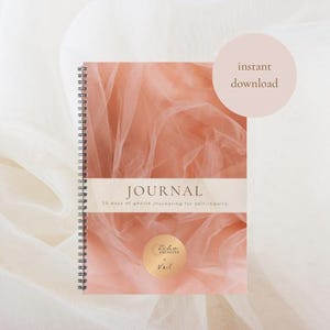 Könnte beinhalten: Spiralgebundenes Journal mit pfirsichfarbenem Einband mit einem transparenten Stoffdesign. Das Wort "JOURNAL" ist in einer Serifenschrift über einem weißen Band gedruckt. Enthält den Text "30 Tage sanftes Journaling zur Selbstbefragung" und "sofortiger Download".