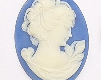 Camafeo de resina de mujer azul y blanca de 40 x 30 mm con cabello corto J128