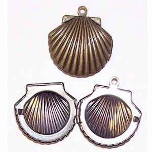 以下が含まれることがあります： ヒンジ付きの開口部のある真鍮製の貝殻ロケットペンダント。ロケットは上の画像では閉じており、下の画像では開いており、ロケットの内側が明らかになっています。