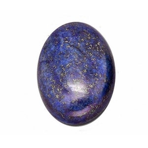 Pode incluir: Gema oval de l&aacute;pis-laz&uacute;li. A pedra &eacute; azul profundo com manchas de ouro e prata. A gema &eacute; polida e lisa, com um ligeiro brilho.
