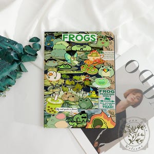 Op de afbeelding: Een rechthoekige notitieboekkaft met een collage van diverse groene kikkerillustraties, waaronder kikkers met hoedjes, in een theekopje of met een regenbooghart. De tekst luidt FROGS, Don't Worry, Be Hoppy! en FROG PARKING ONLY.