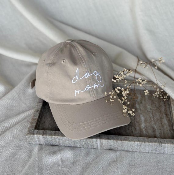 DOG MOM Cap – Beige Basecap mit Weißer Stickerei | Hundemama Geschenk | Lässige Hundemama Kappe | Geschenk für Hundeliebhaber
