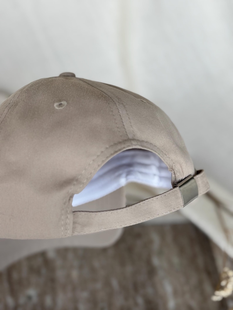 Peut inclure: Casquette de baseball beige avec une visi&egrave;re incurv&eacute;e. La casquette est dot&eacute;e d'une fermeture &agrave; boucle m&eacute;tallique et d'un petit &eacute;vent sur le dessus. La doublure int&eacute;rieure est blanche. Fabriqu&eacute;e en tissu doux et r&eacute;sistant.