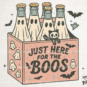 以下が含まれることがあります： ハロウィーンをテーマにしたイラスト。ピンク色のビール瓶の箱で、各ボトルは幽霊のシーツで覆われています。箱には「Just Here For The Boos」と書かれており、コウモリと星が描かれています。頭蓋骨の顔をした黒猫が箱の上に座っています。