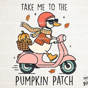 Op de afbeelding: Illustratie van een eend op een roze scooter, met een rode helm, zonnebril, sjaal en jasje met ruitpatroon. De eend heeft een mand met pompoenen. De tekst luidt "TAKE ME TO THE PUMPKIN PATCH."