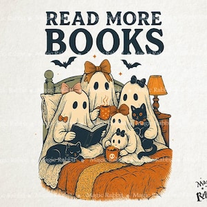 Op de afbeelding: Illustratie van een familie geesten die in bed leest. De geesten dragen strikken en houden bekers en een boek vast. Een zwarte kat zit op het bed. De tekst "READ MORE BOOKS" staat bovenaan de afbeelding.