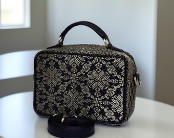 Sac ethnique artisanal La beauté sereine de Saraswati, sac batik, cabas batik, sac à main batik, sac ethnique, sac tissé