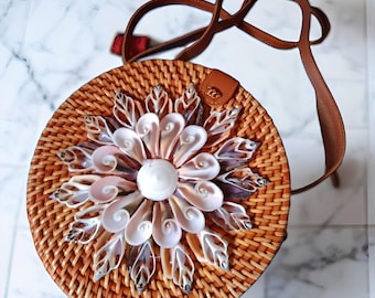 Borsa in rattan fatta a mano con conchiglia e bellissimo cinturino con fibbia, borsa in rattan, borsa boho, borsa in rattan di Bali, borsa etnica, borsa boho, borsa in legno