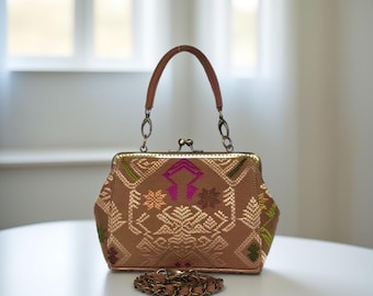 Sac à bandoulière Kenes en batik classique avec toucher en daim et détails en cuir, sac batik, cabas en batik, sac ethnique, sac tissé