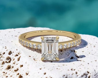 Anillo de moissanita talla esmeralda: anillo de compromiso con banda pavé y detalles en oro, solitario minimalista.