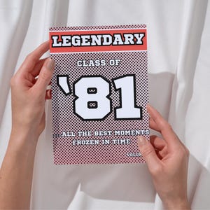 Peut inclure: Une carte rectangulaire avec un fond à pois en demi-teintes roses et noires. Le texte indique LEGENDARY, CLASS OF '81, ALL THE BEST MOMENTS FROZEN IN TIME et VOLUME. Le design présente des lettres blanches en gras avec des contours noirs.