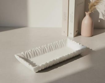 Bandeja de mármol blanco tallada a mano con bordes ondulados – bandeja rectangular para joyas (12x6 pulgadas)