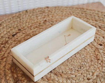 Weißes Marmortablett mit Messingeinlage: Dekorativer Waschtisch-Organizer, Parfümtablett (24x10 cm)