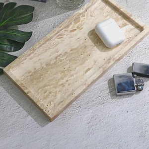 Bandeja rectangular de travertino beige, organizador de piedra natural, decoración minimalista.